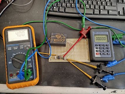 Messaufbau mit Multimeter, Netzteil und Prozesskalibrator