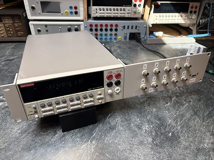 Keithley 2000 Multimeter auf Werkstatttisch