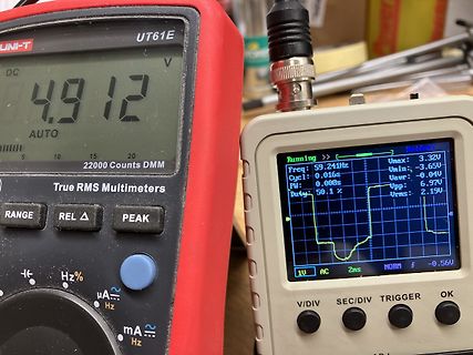 Multimeter und Oszilloskop auf einem Arbeitstisch