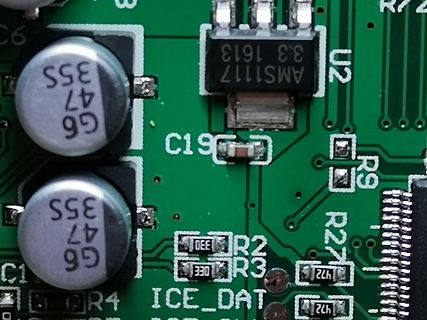 Nahaufnahme einer Leiterplatte mit Elektrolytkondensatoren und Spannungsregler