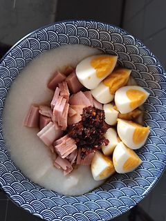 Congee mit Ei, Schinken und Chili-Paste