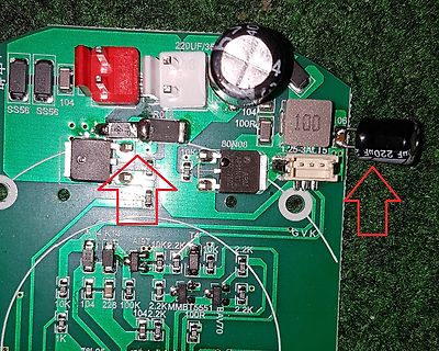 Nahaufnahme einer Leiterplatte mit elektronischen Bauteilen