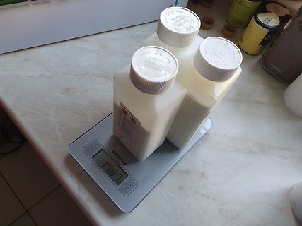 Milchflaschen auf einer digitalen Waage