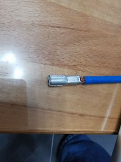 Aderendhülse auf blauem Kabel