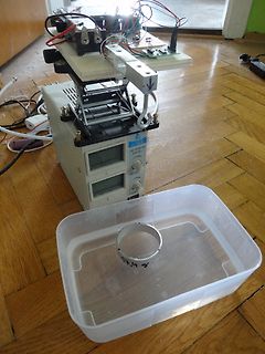 Elektronikaufbau auf Labornetzteil und Kunststoffbehälter