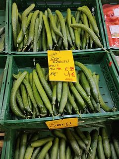 Gurken in Plastikkisten im Supermarkt
