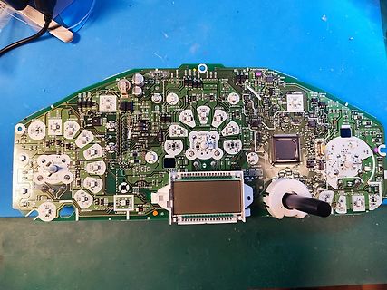 Leiterplatte eines elektronischen Geräts mit Display und Tastenfeldern