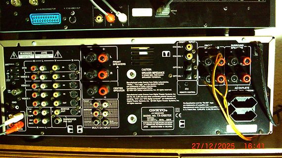 Rückseite eines Onkyo AV-Receivers