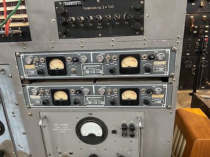 Alte Röhren-Elektronikgeräte mit Analoganzeigen