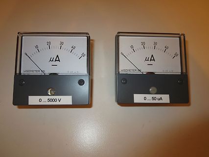 Zwei analoge Messinstrumente
