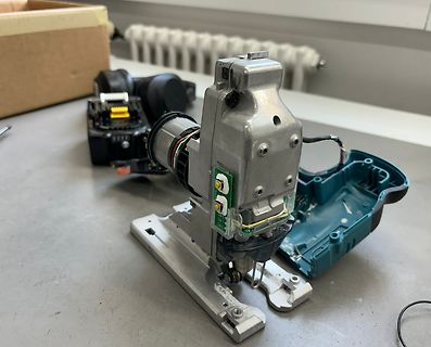 Zerlegtes Elektrowerkzeug mit freigelegter Elektronik