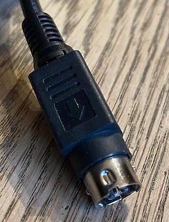 Schnittstelle eines Kabels mit Stecker
