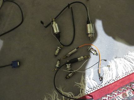 Diverse Kabel und Stecker auf Teppich