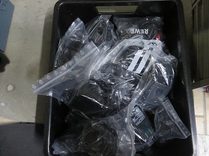 In Plastiktüten verpackte Elektronikkomponenten in einer Kiste