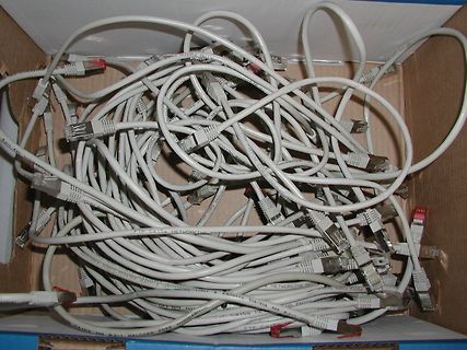 Haufen weißer Netzwerkkabel in einer Schachtel