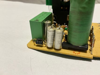 Nahaufnahme einer Leiterplatte mit Elektrolytkondensatoren