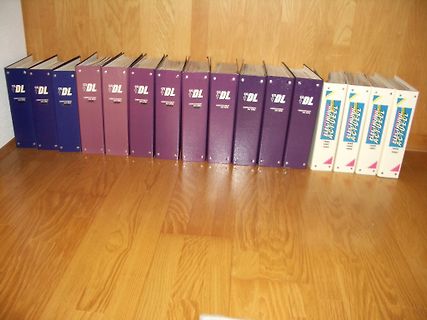 Reihe von Fachbüchern auf Holzboden