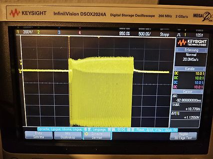 Oszilloskop-Display mit Signalverlauf