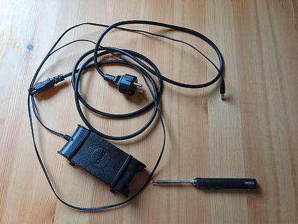 Netzteil mit Kabel und Schraubendreher