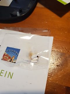 Kleiner Gegenstand in einer Plastikhülle auf Papier