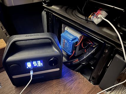 Anker Powerstation und offenes Gehäuse mit Elektronik
