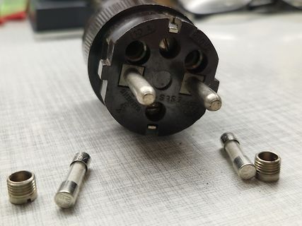 Netzstecker und Sicherungen