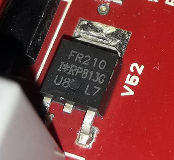 Nahaufnahme eines SMD-Bauteils auf roter Leiterplatte