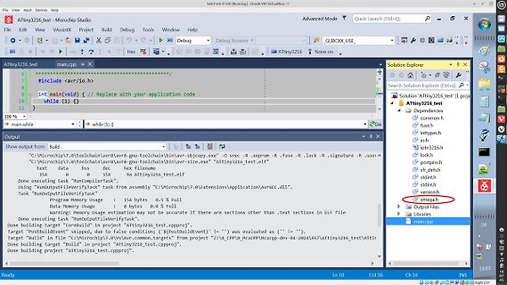Microchip Studio IDE mit C-Code und Build-Output