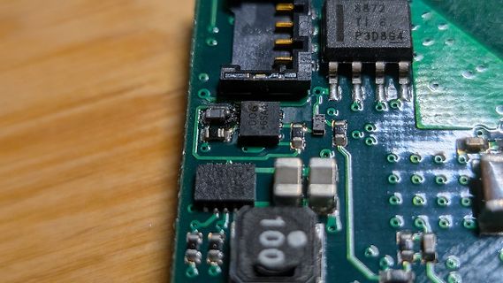 Nahaufnahme einer Leiterplatte mit elektronischen Bauteilen