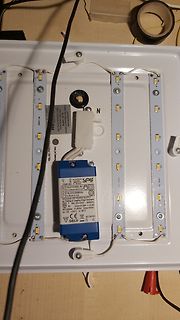 LED-Leuchtpaneel mit Netzteil und Verkabelung