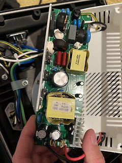 Innenansicht eines Netzteils mit Leiterplatte