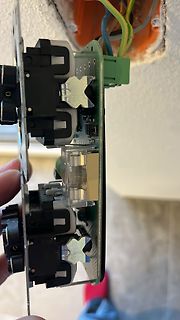 Elektronikmodul mit Steckverbindern und Kabeln