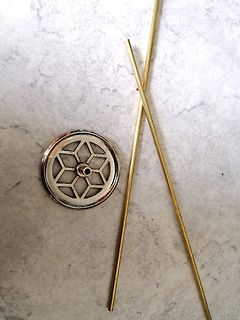 Metallrad und zwei goldfarbene Stäbe