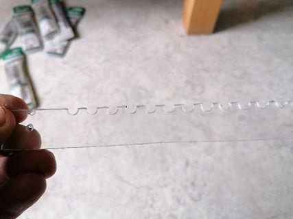 Transparente Kunststoffleiste mit Einkerbungen