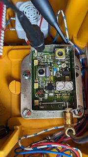 Geöffnete Elektronik mit Leiterplatte und Kabeln