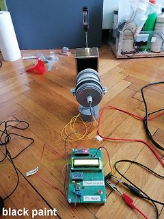 Elektronik-Versuchsaufbau mit Leiterplatte und Motor