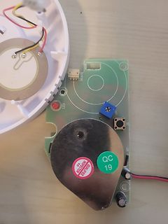 Geöffnete Elektronik mit Leiterplatte und Lautsprecher