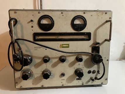 Alter Signalgenerator mit Analoganzeigen