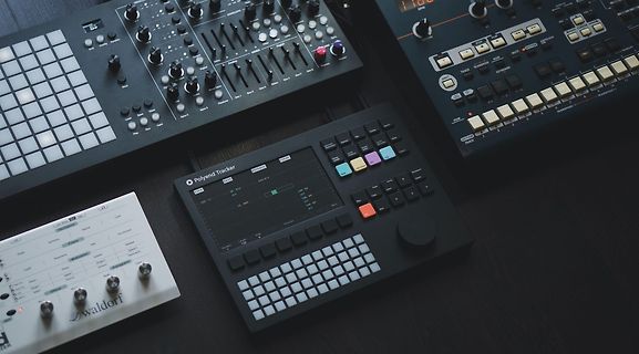 Elektronische Musikgeräte und Synthesizer auf einem Tisch