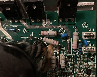 Nahaufnahme einer Leiterplatte mit elektronischen Bauteilen