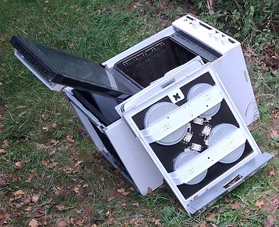Kaputter Elektroherd auf einer Wiese