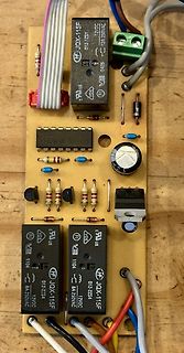 Leiterplatte mit Relais, IC und Elektrolytkondensator