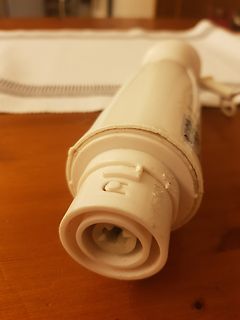 Weißes Kunststoffgehäuse eines Bauteils