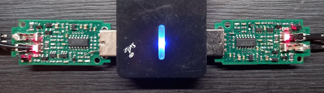 Zwei Leiterplatten mit USB-Anschluss an einem schwarzen Gehäuse