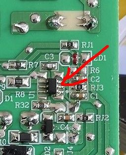 Nahaufnahme einer bestückten Leiterplatte mit rotem Pfeil