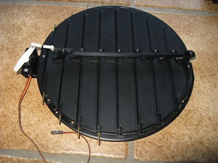 Schwarze runde mechanische Komponente mit Servomotor