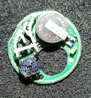 Leiterplatte mit Knopfzellenbatterie und Bauteilen