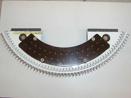 Halbmondförmige Platine mit Bauteilen