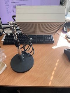 Schreibtisch mit Monitor, Tastatur und Schreibtischlampe