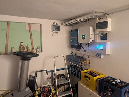 Solaranlage mit Wechselrichter und Batterien in einem Raum